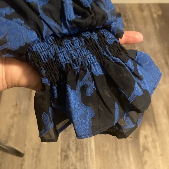 Vince Camaro Floral V-Neck Women's Dark Floral Blouse - Picture 6 of 8